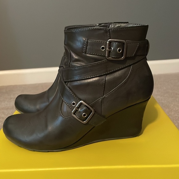 Cute Kenneth Cole Reaction Booties, size 9. - Picture 2 of 11